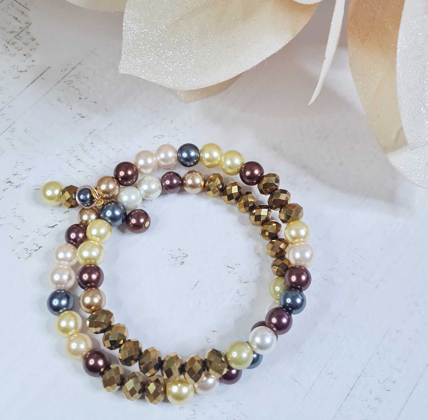 Armband - Glamúr, gyllt og perlur