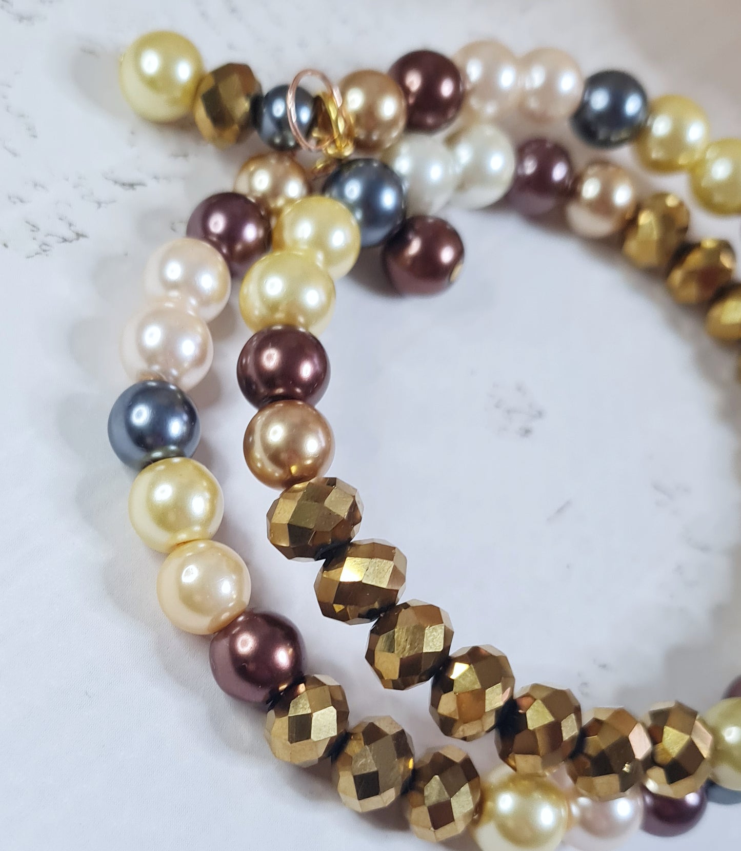 Armband - Glamúr, gyllt og perlur