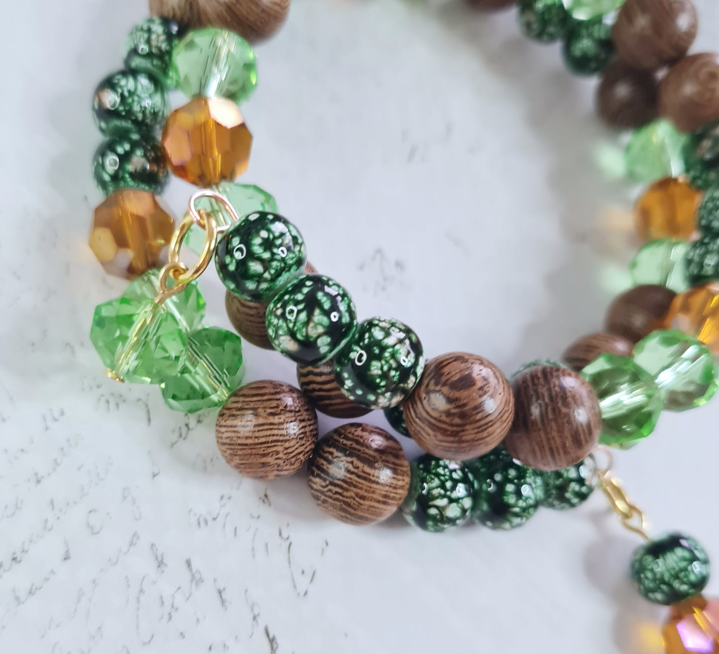 Armband - Græntóna, viðartóna, orange og glit.