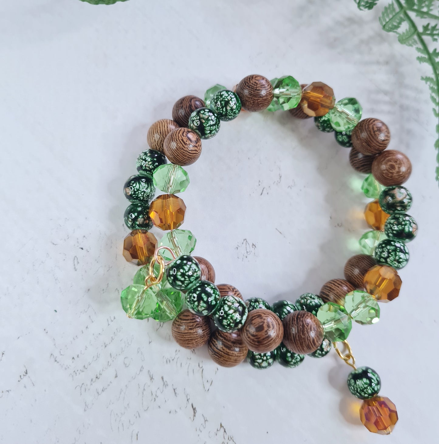 Armband - Græntóna, viðartóna, orange og glit.