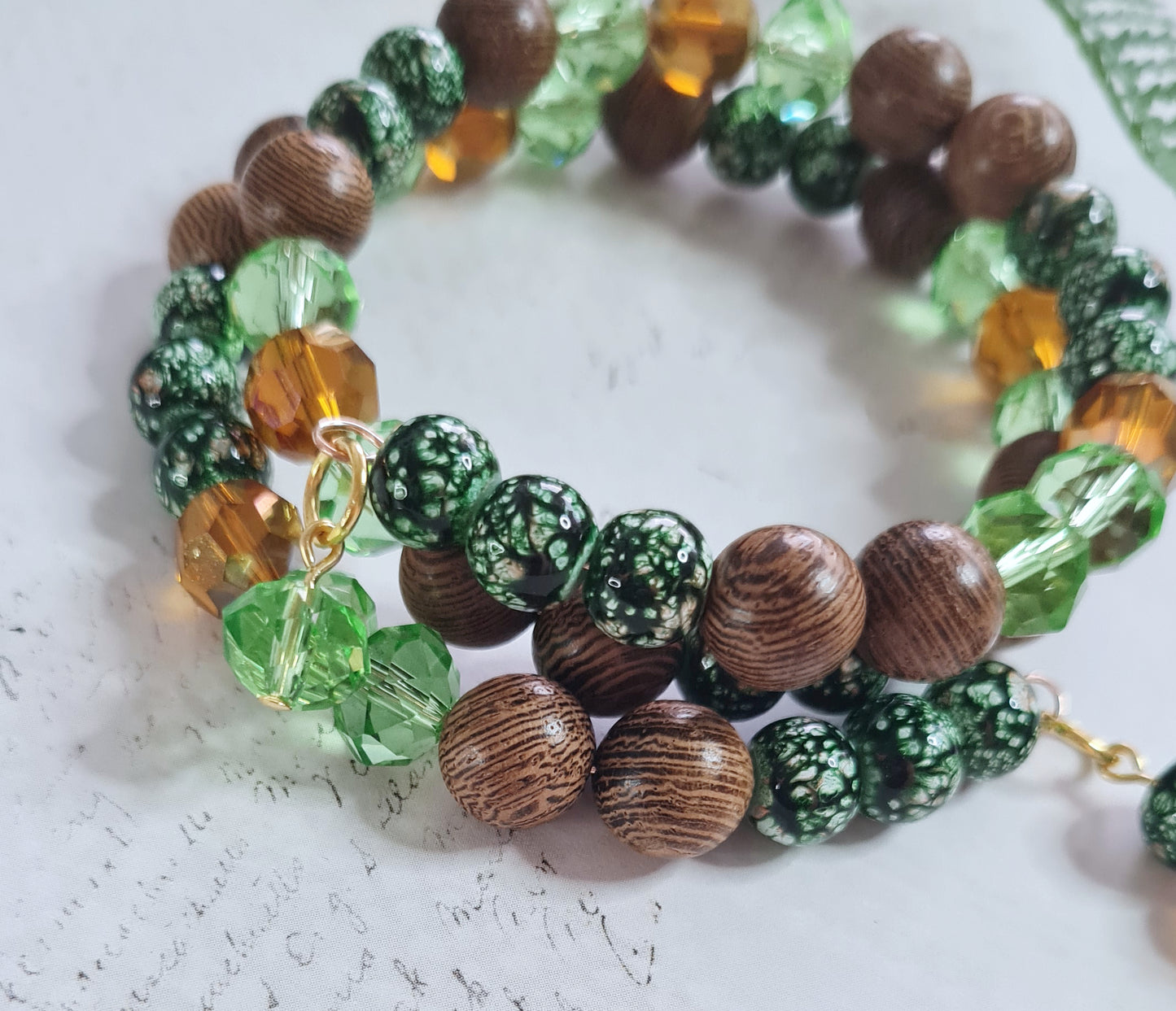 Armband - Græntóna, viðartóna, orange og glit.
