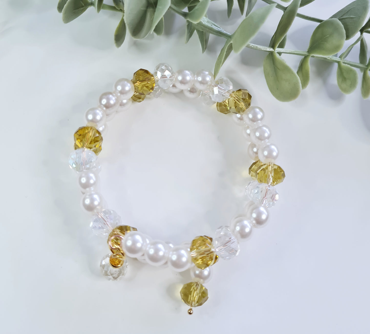 Armband - Græn-gultóna, perlur og glit.
