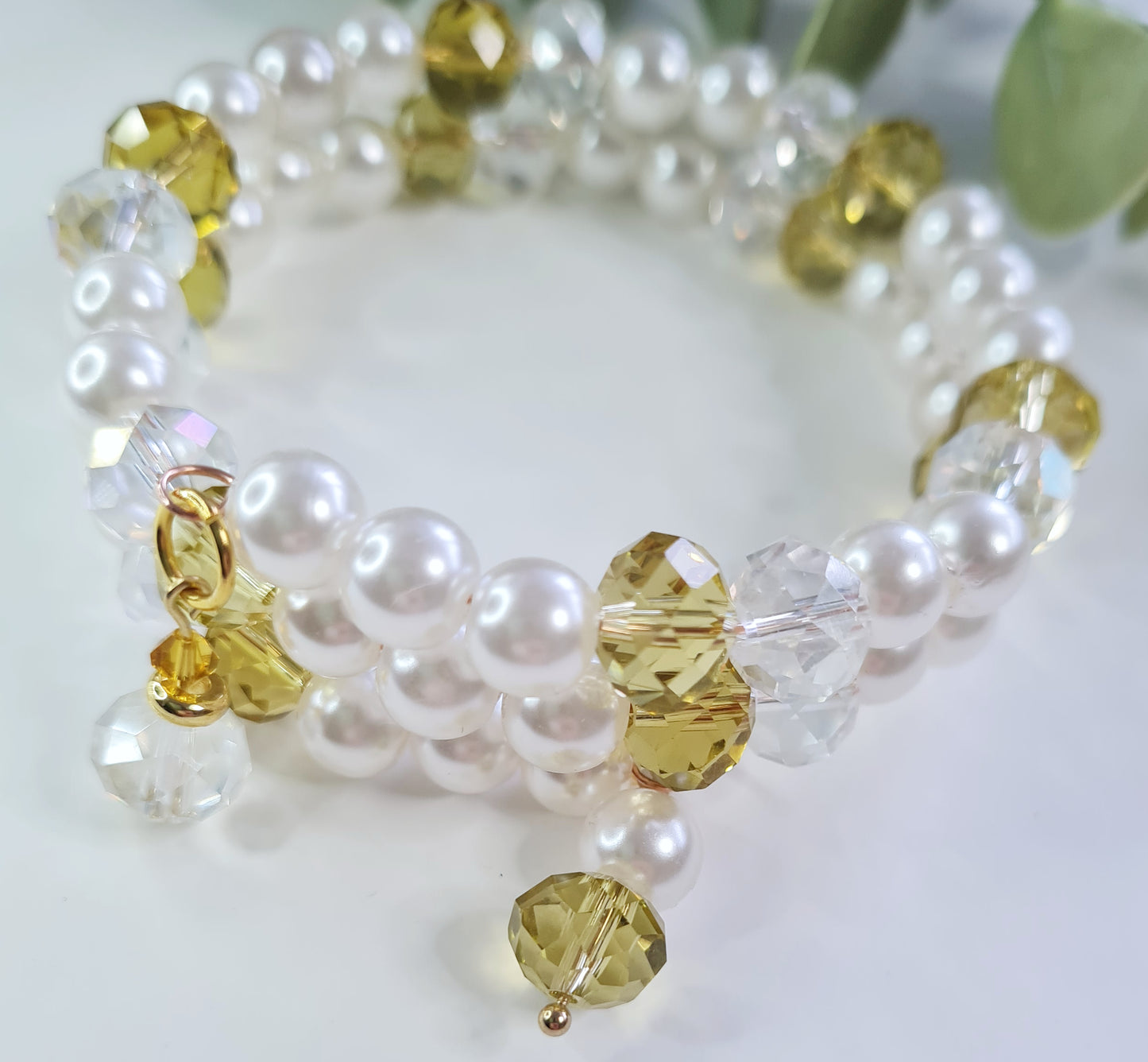 Armband - Græn-gultóna, perlur og glit.