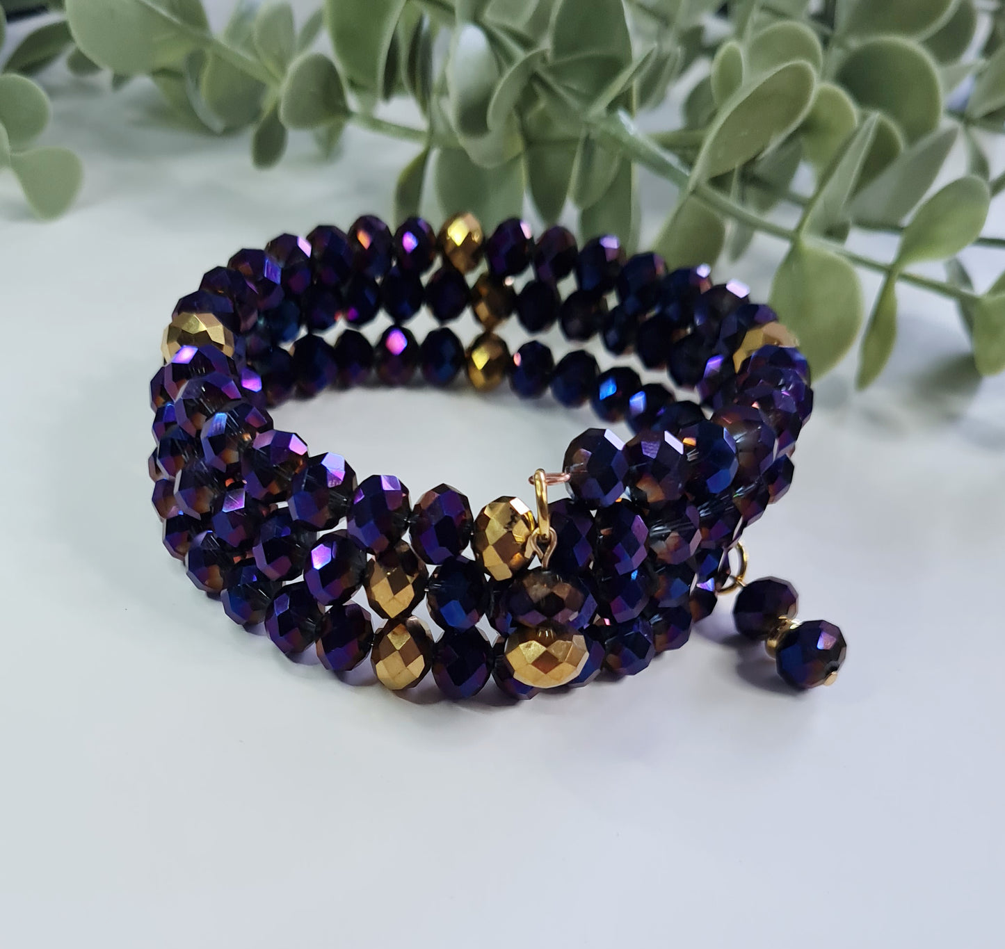 Armband - Fjólutónar, gyllt og glit.