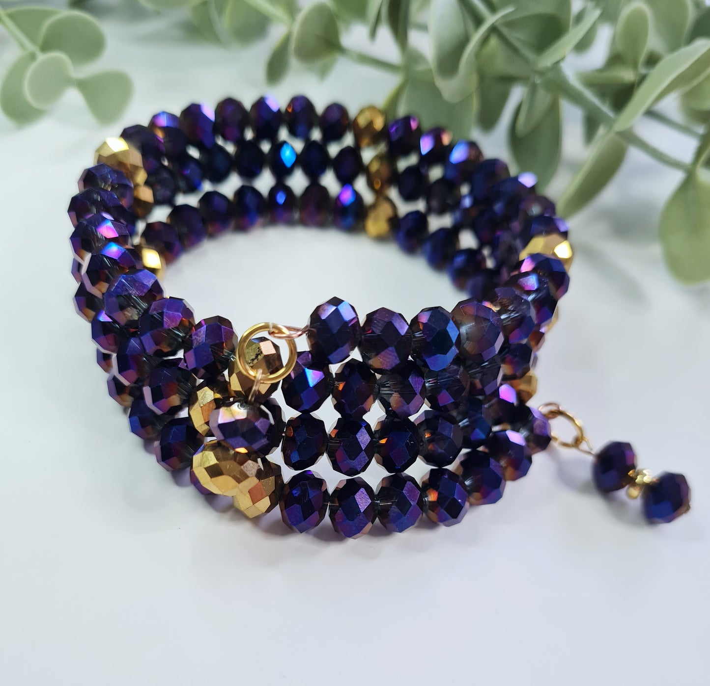 Armband - Fjólutónar, gyllt og glit.