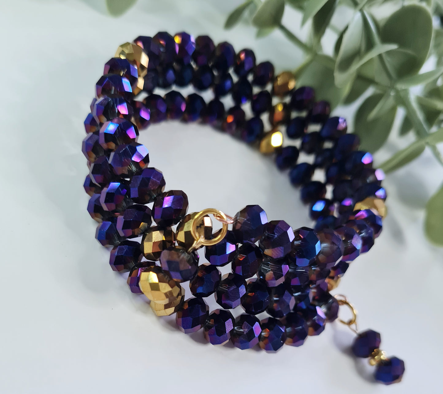 Armband - Fjólutónar, gyllt og glit.
