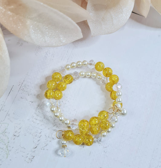 Armband - Sólgult, perlur og glit.