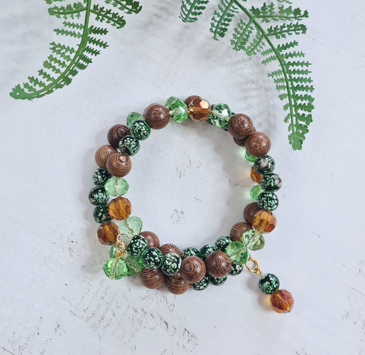 Armband - Græntóna, viðartóna, orange og glit.