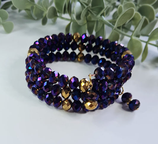 Armband - Fjólutónar, gyllt og glit.